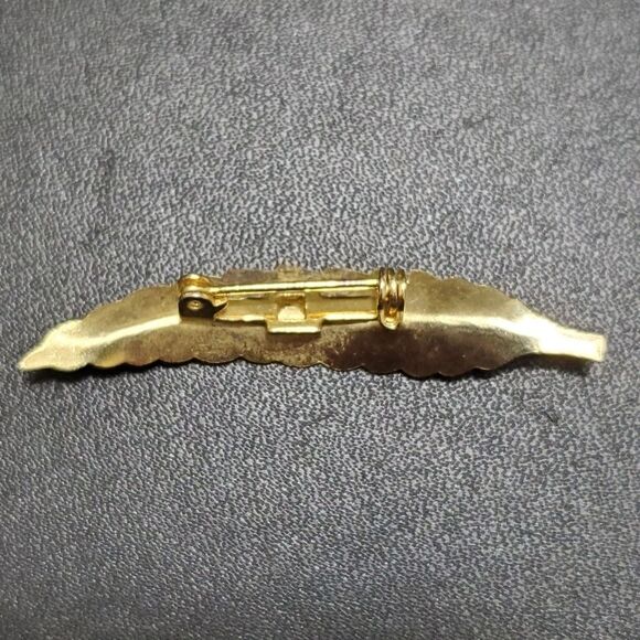 Gold tone leaf brooch - Picture 4 of 8